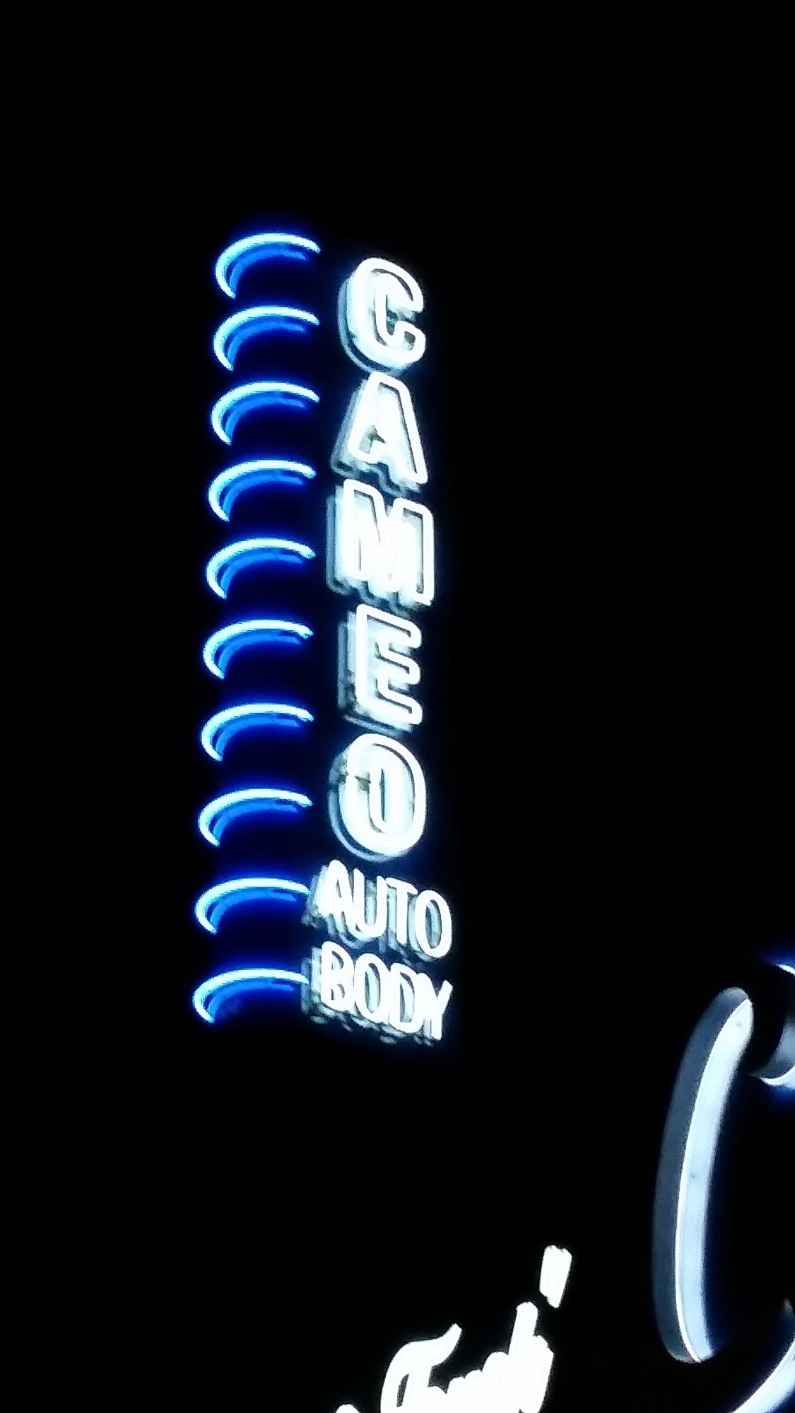 Gamse Auto Body Vertical Sign